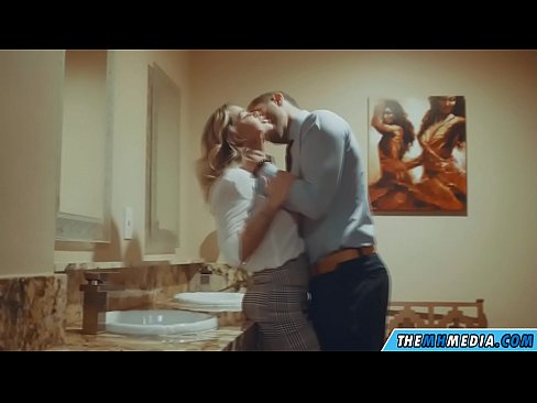 ❤️ Όταν μια πλούσια ξανθιά σε αποπλανεί σε μια δημόσια τουαλέτα ❤ Σούπερ πορνό ☑